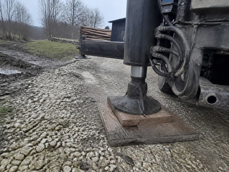 Autopacēlāja balsts uz koka dēļiem grants iebrauktuvē